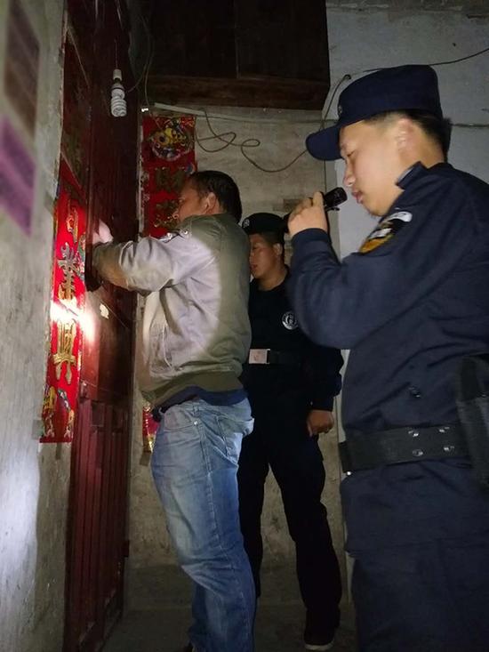 南明区粗心妈妈误将幼女锁家中 